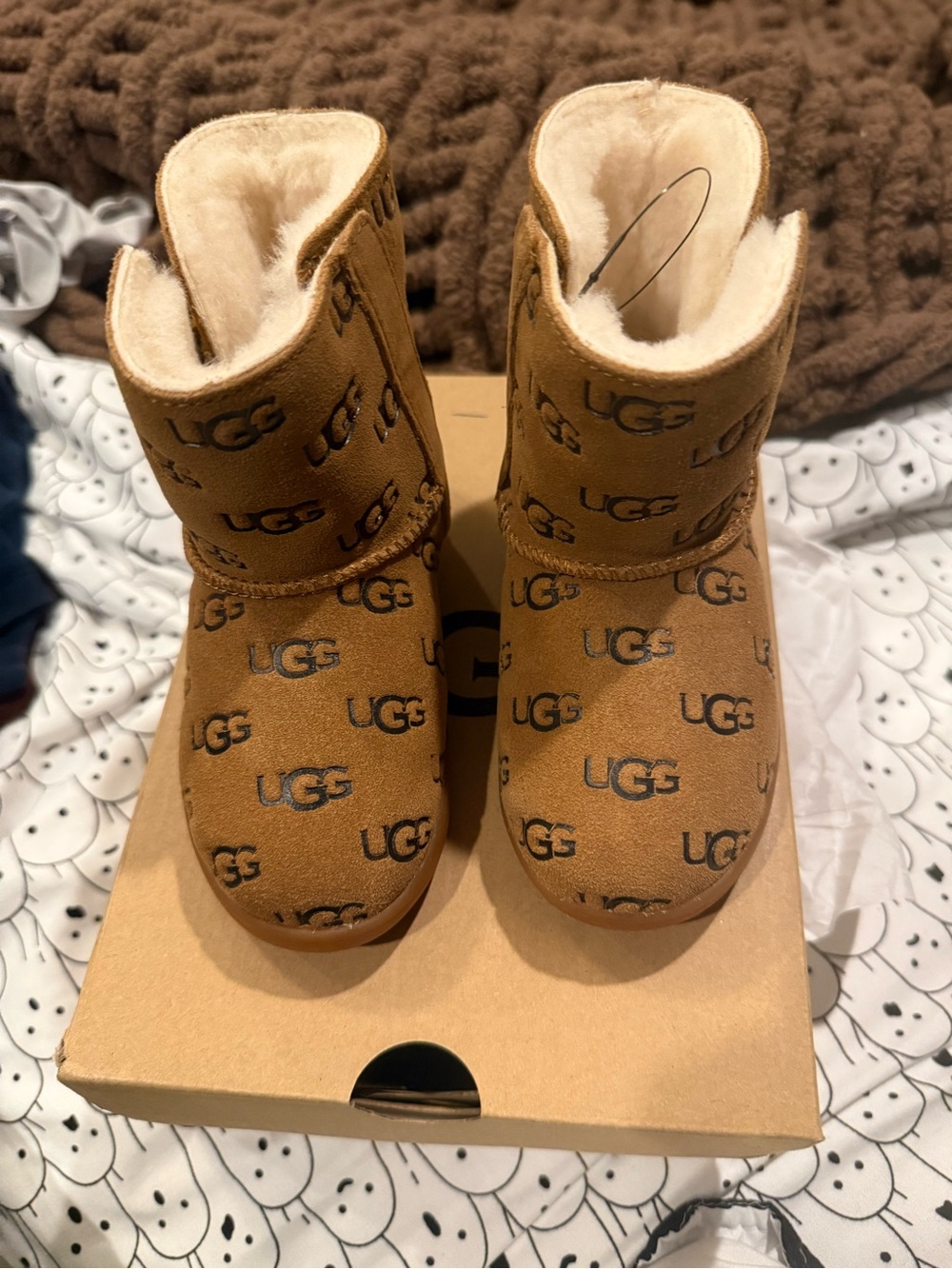 UGG Kids Keelan Embossed Logo Boots - Chestnut Brown